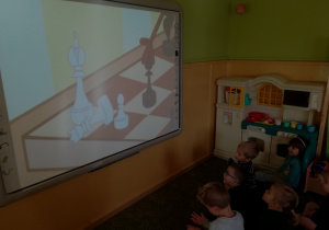 Dzieci ogladają film edukacyjny
